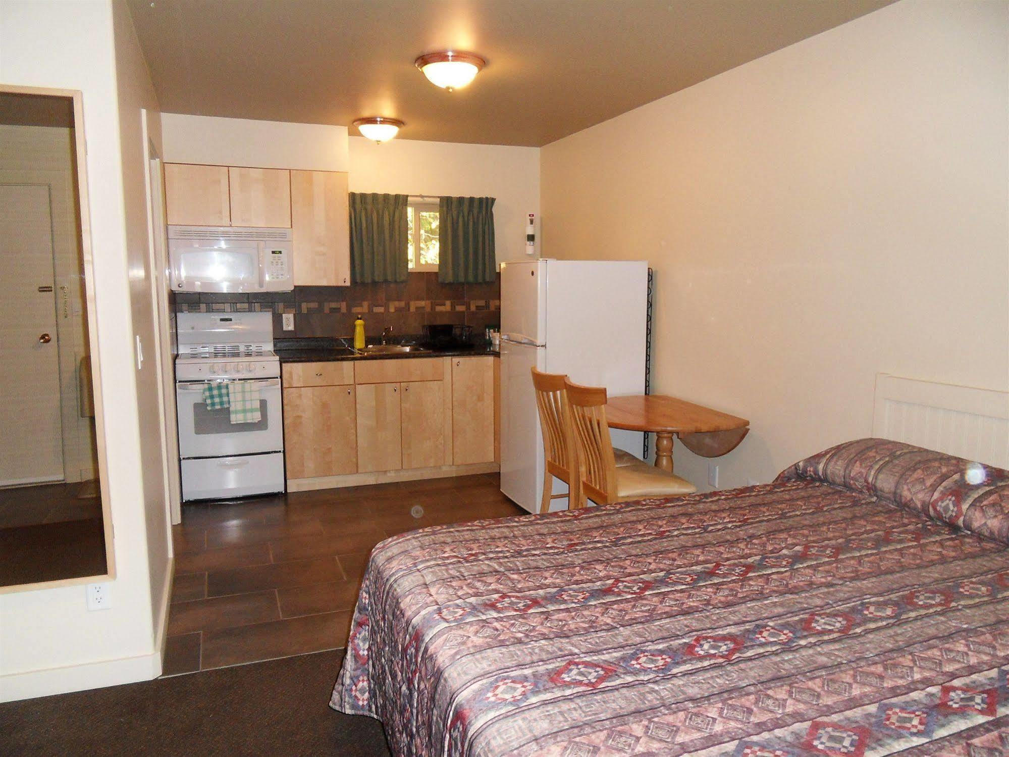 The Hitching Post Motel Pemberton Extérieur photo