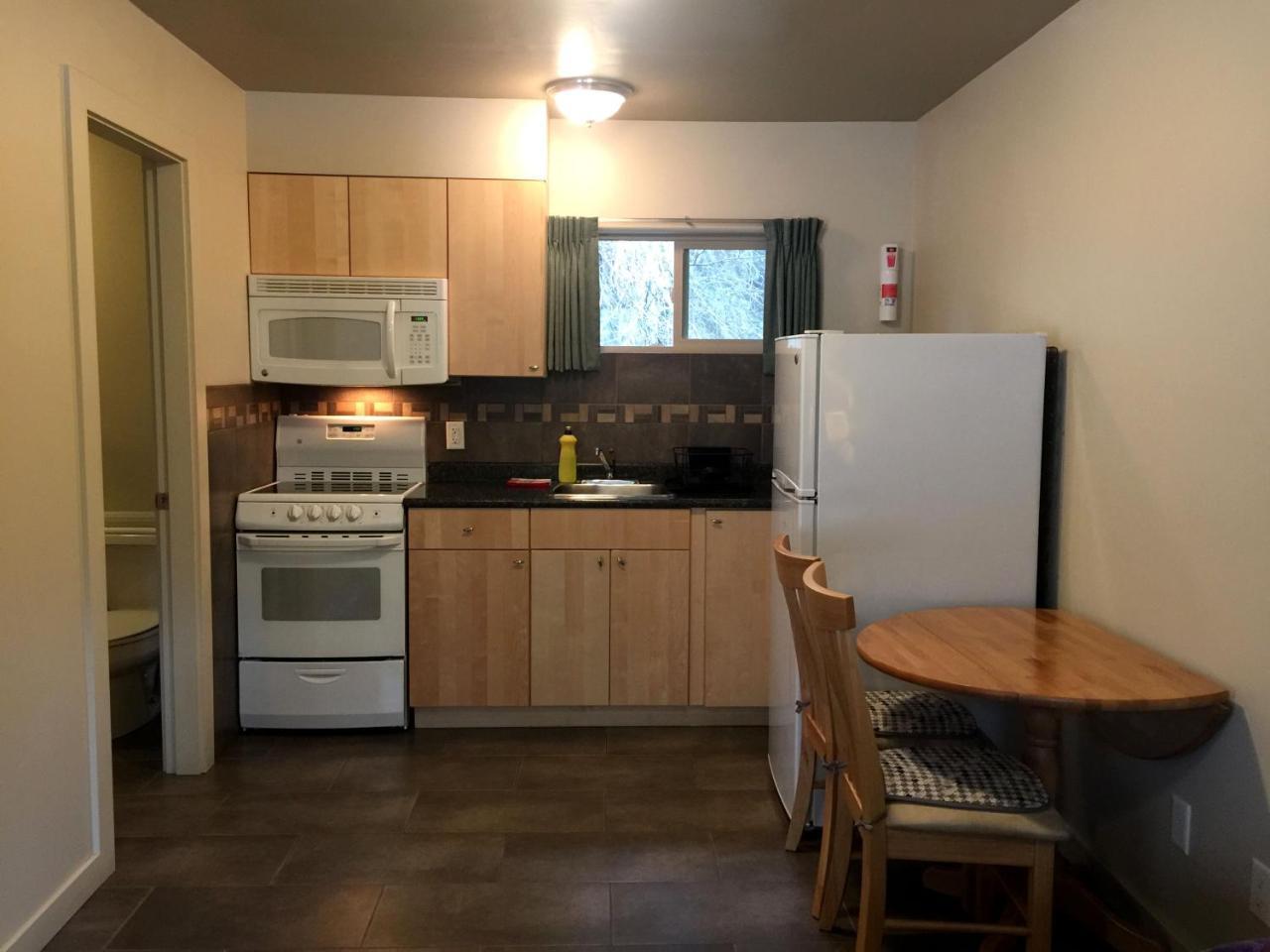 The Hitching Post Motel Pemberton Extérieur photo